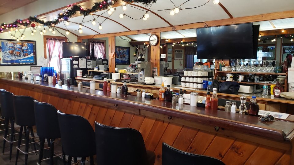 Front view of Jackie’s Diner on NY-29.