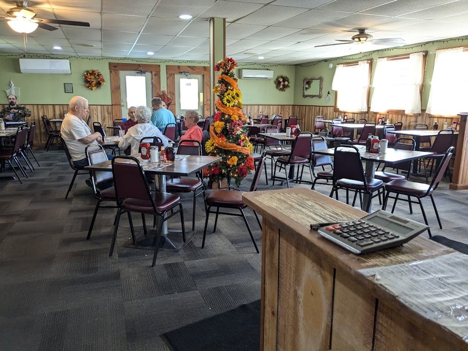 Relaxed restaurant space for breakfast and lunch.